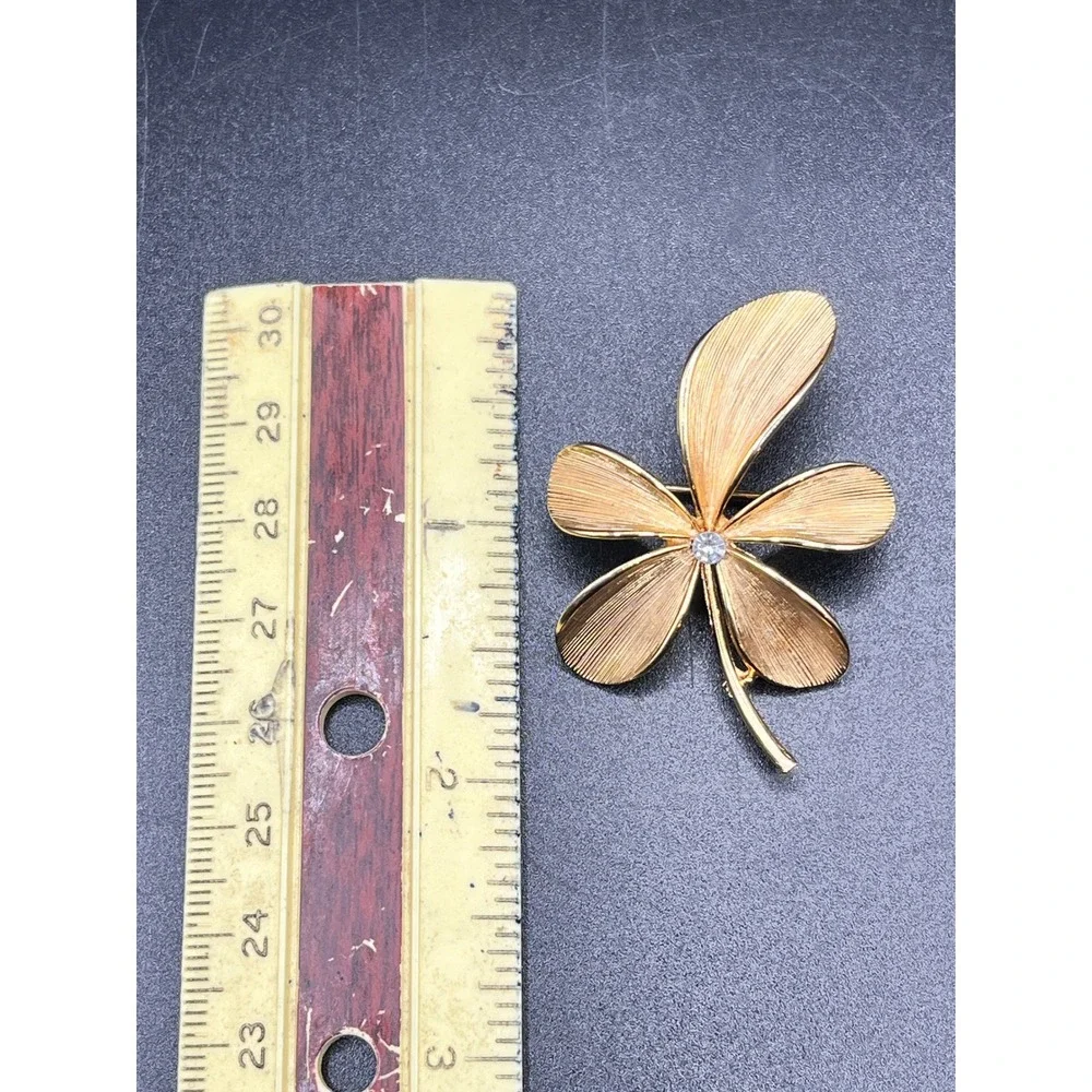 Vtg Gold Tone Floral Petal Pin Brooch Crystal‎ Accent Women's Jewelry Accessory